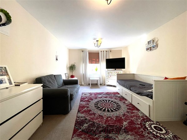 Flat 8,claymore Court,244